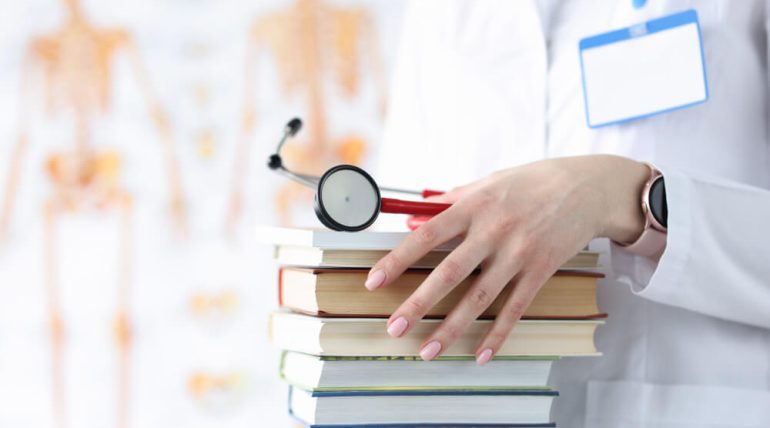 Exame Nacional de Medicina (ENPM): Câmara aprova urgência para proposta que torna avaliação obrigatória